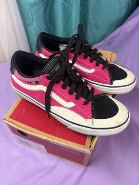 Vans Low Top Sneakers in Hot Pink, Black & Cream